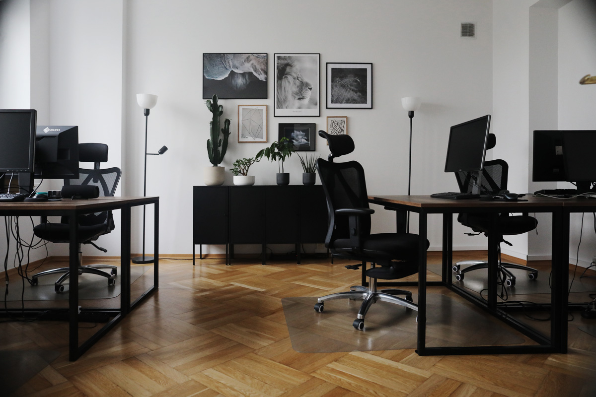 Pokój biurowy z biurkami i roślinami