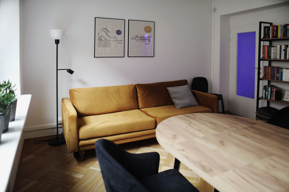 Strefa wypoczynku z kanapą i stołem