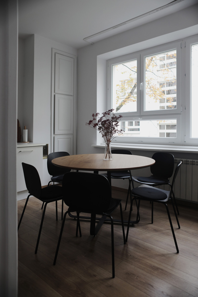 Jadalnia z okrągłym stołem i krzesłami